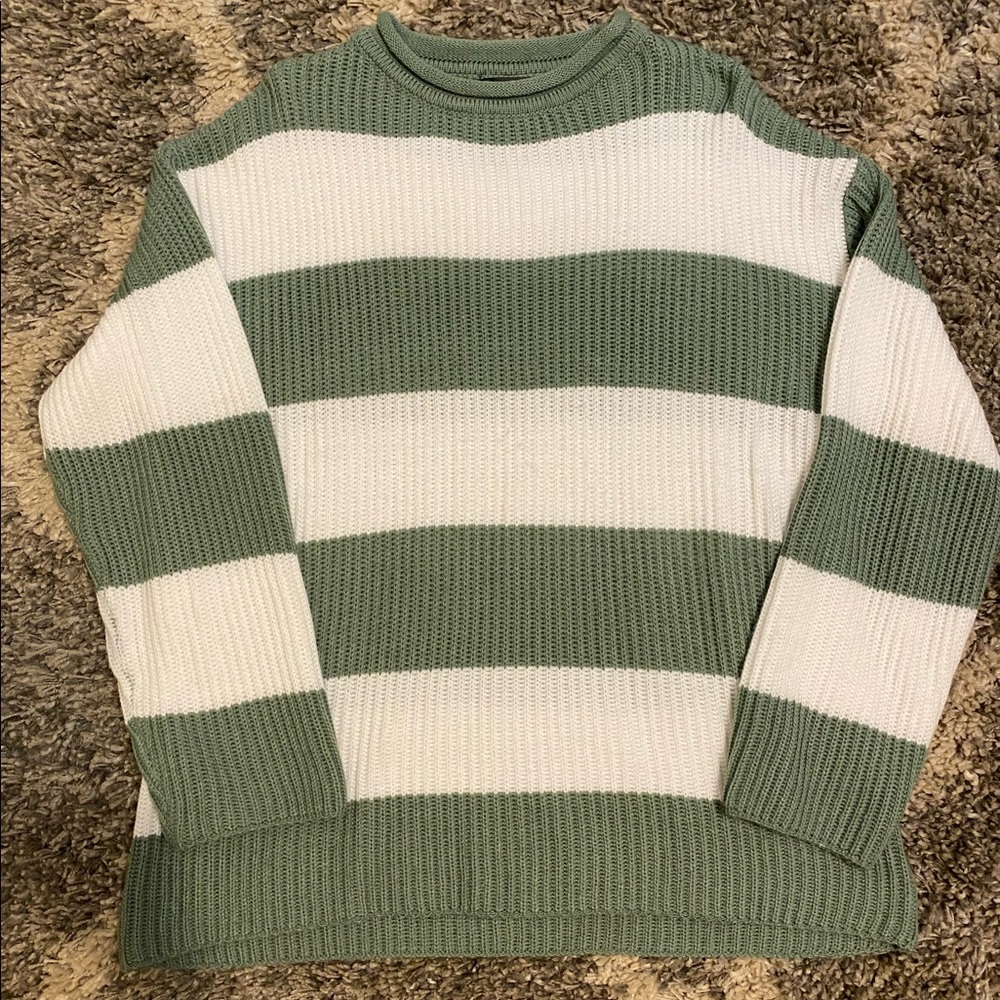Boutique Long Sleeve Green & White Sweater!